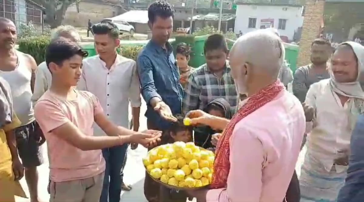 दिल्ली में चंदन चौधरी को मिली जीत, खगड़िया में बांटा गया लड्डू..