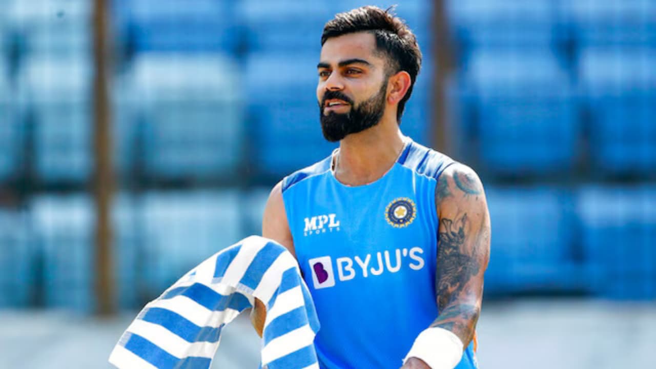 विराट कोहली के साथ वायरल हो रहा ये शख्स कौन है ? चर्चे में तस्वीरें