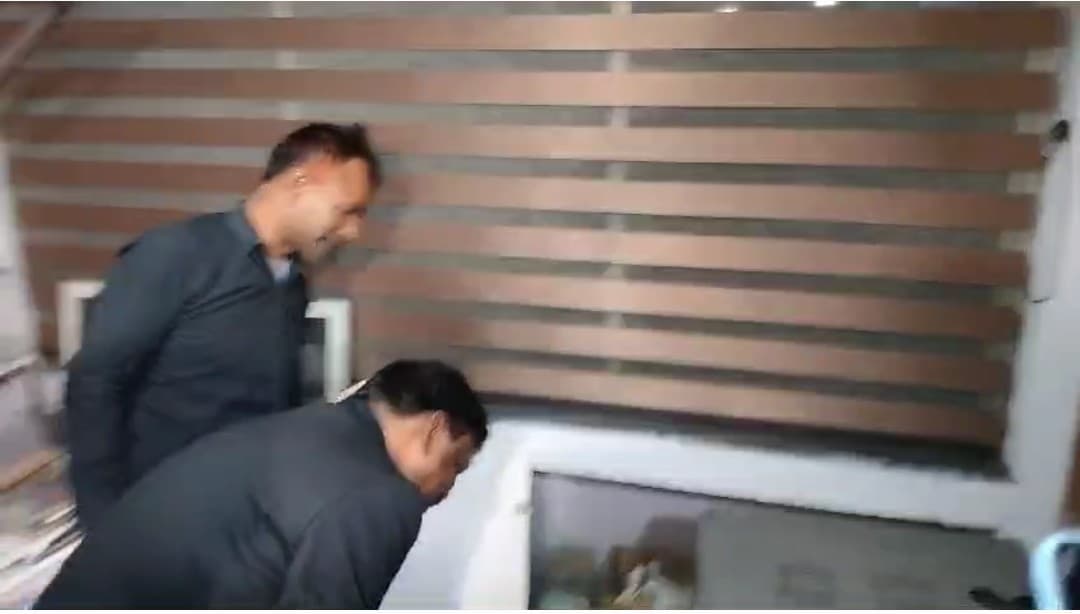 कैबिनेट सचिव एस सिद्धार्थ ने खुद माइक ठीक किए