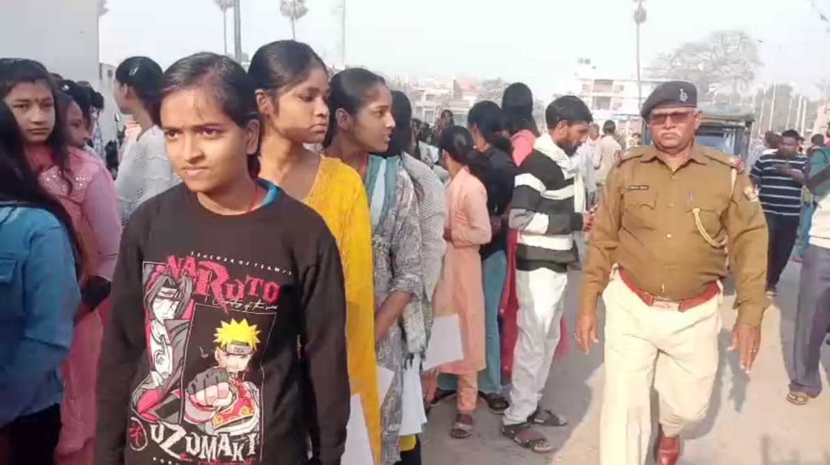 बिहार में मैट्रिक की परीक्षा शुरू, देर से पहुंचे परीक्षार्थी को नहीं मिली एंट्री