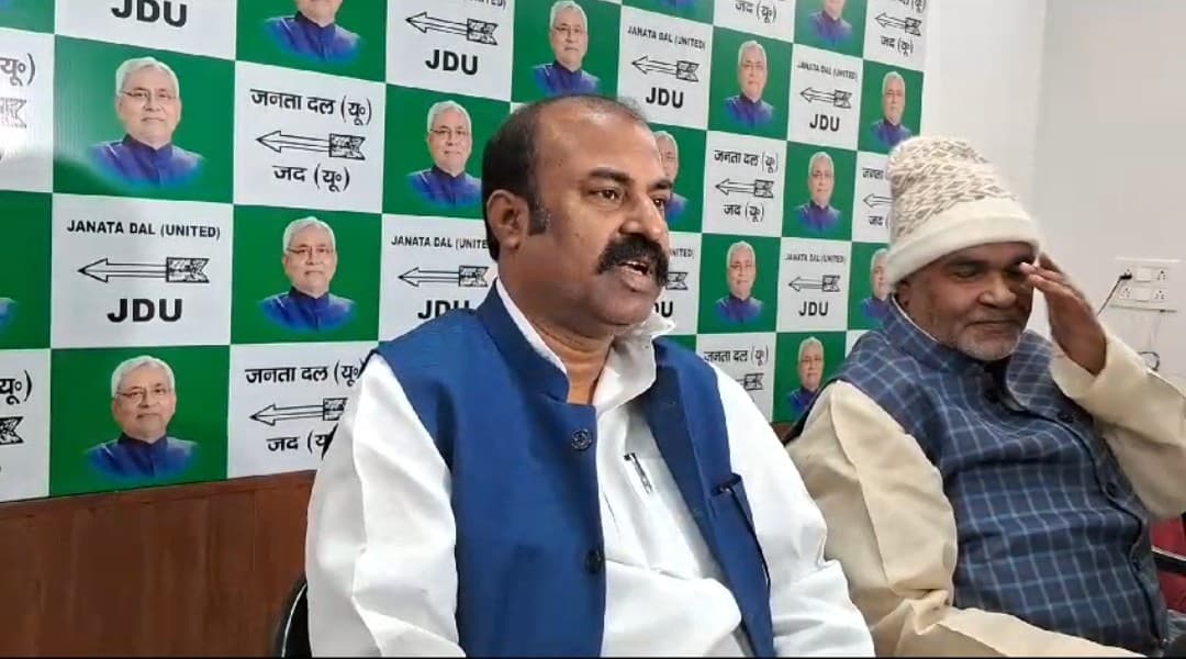 मंत्री मदन सहनी ने माझी को बताया बॉडी विशेषज्ञ