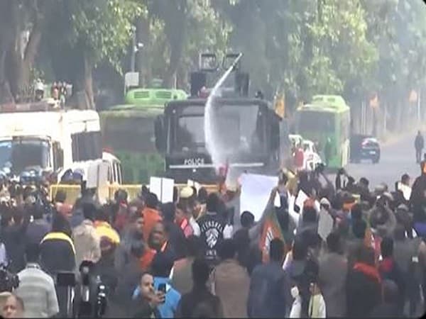 BJP के कार्यकर्ताओं का केजरीवाल के घर तक पूर्वांचल सम्मान मार्च, कार्यकर्ताओं ने बैरिकेड तोड़े, पुलिस ने वाटर कैनन चलाई