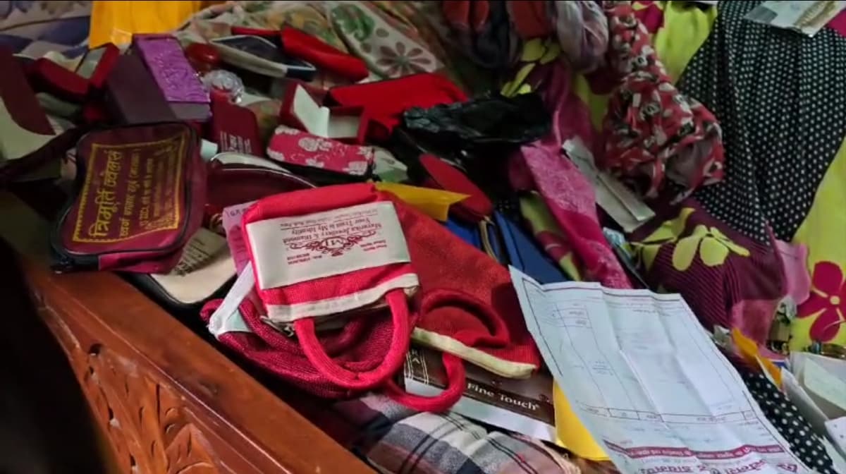 मुसीबतों का पहाड़: पहले मां गुजर गई, फिर चोरों ने घर साफ कर दिया..