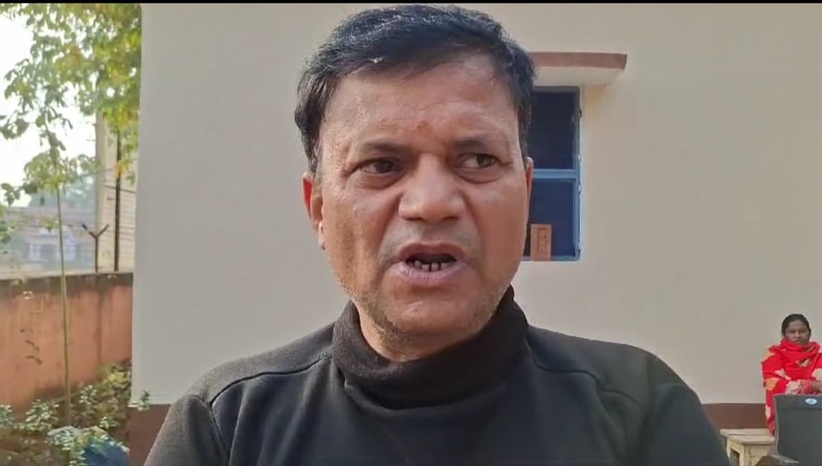 नवादा में मुखिया जी की दबंगई, अपने ही पंचायत के रोजगार सेवक को घर में बंद कर पीटा..