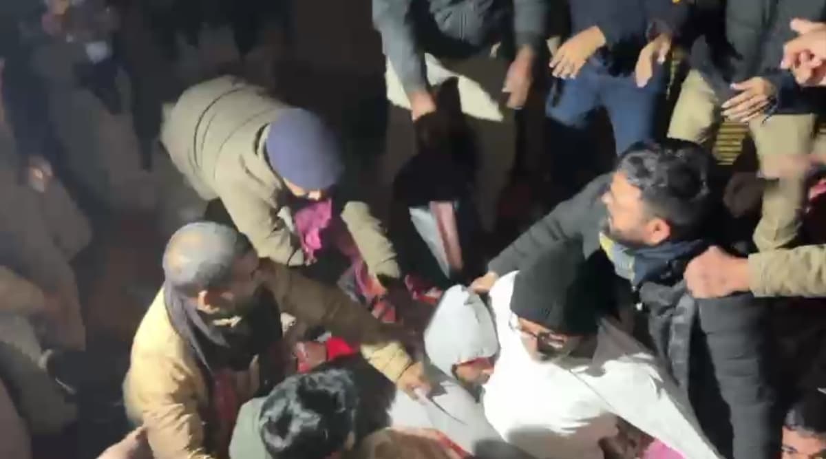 पटना पुलिस ने प्रशांत किशोर और उनके सहयोगियों को किया गिरफ्तार, थप्पड़ मारने का पुलिस पर लगा आरोप..