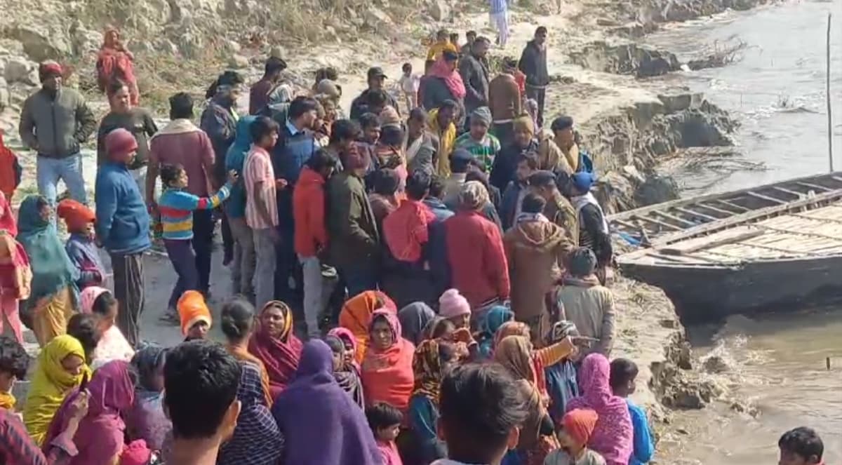 BREAKING : 17 यात्रियों को ले जा रही नाव गंगा में डूबी, अब तक तीन की मौत,कई लापता..