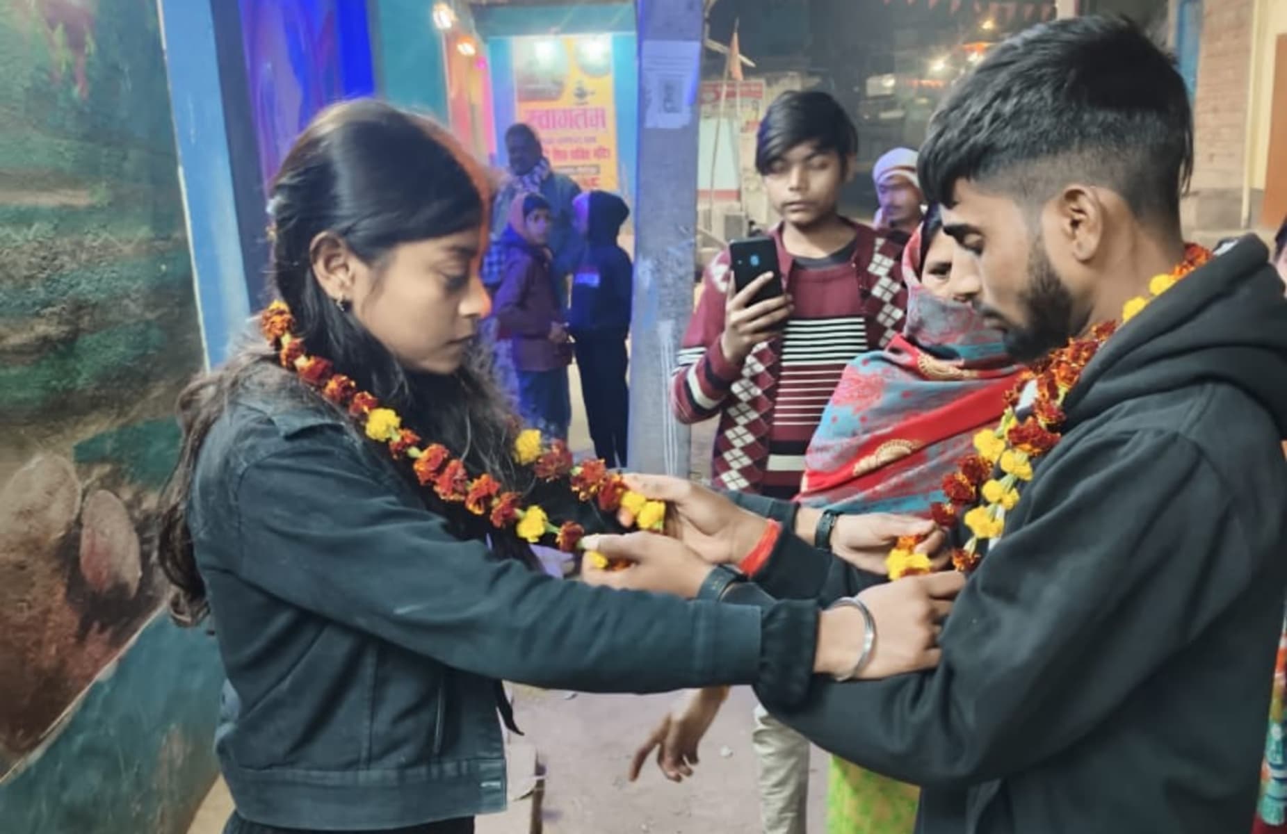 ना बाजा,ना बारात:बीच सड़क पर हुई शादी, जानें पूरी कहानी..