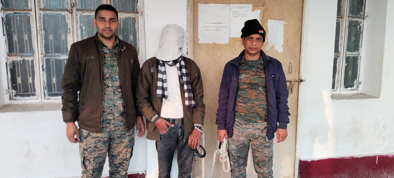 नवादा में दुकानदार से ऑनलाइन पेमेंट के नाम पर ठगी, साइबर ठग रंगे हाथ गिरफ्तार..