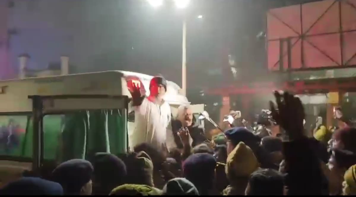 आमरण अनशन पर बैठे प्रशांत किशोर को पुलिस ने हिरासत में लेकर अस्पताल में कराया भर्ती..