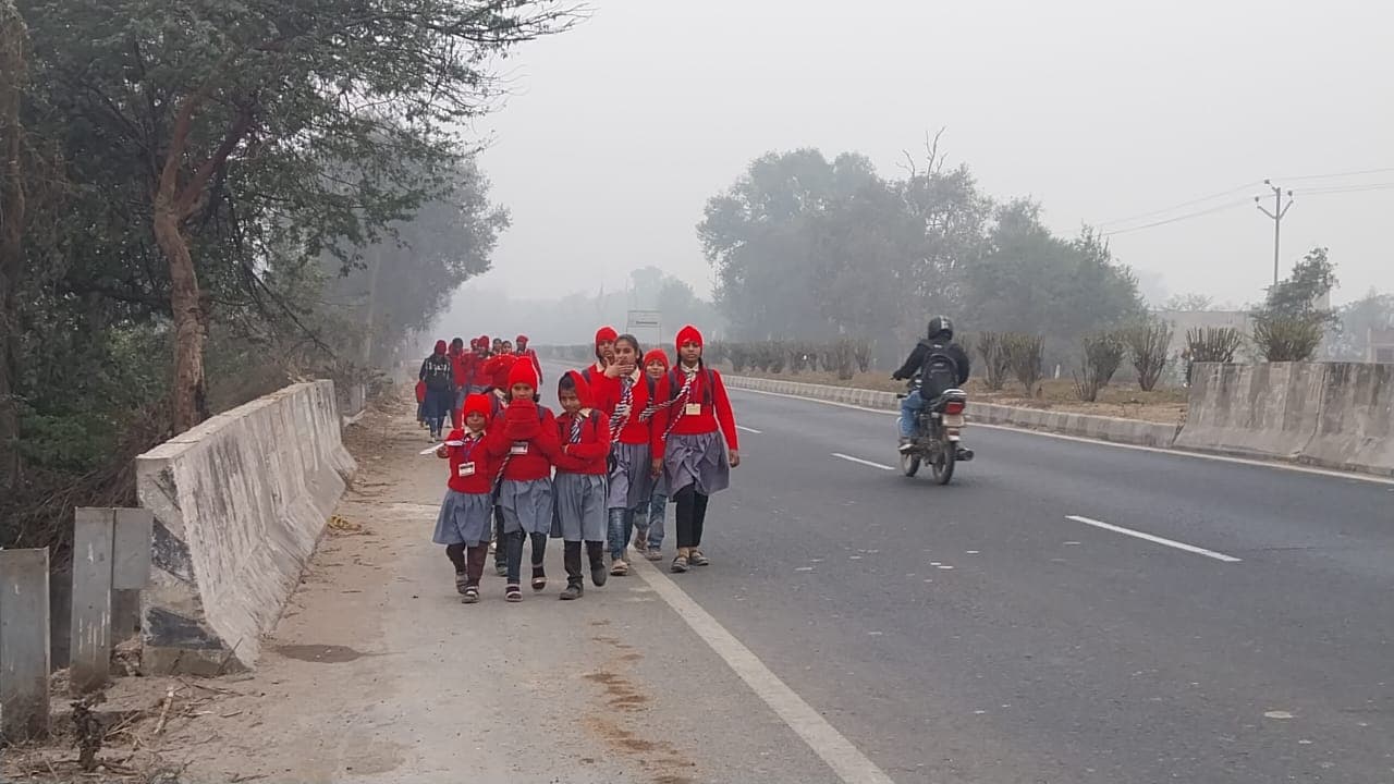 कड़ाके की सर्दी में बच्चे पहुंचे स्कूल, तब गोपालगंज डीएम ने छुट्टी का जारी किया आदेश..