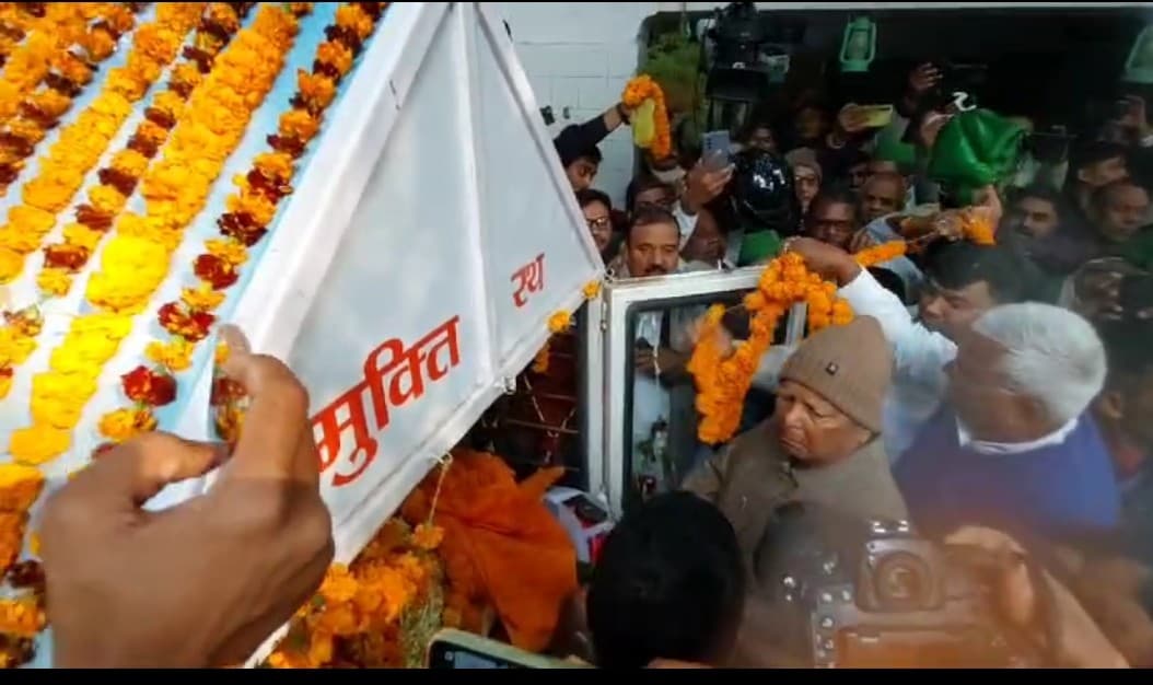 लालू यादव पहुंचे राजद ऑफिस