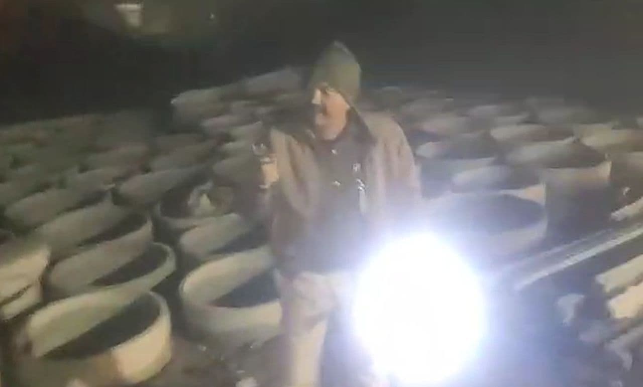 वैशाली हंगामा: शराब छापेमारी में पुलिस पर भीड़ का हमला, हवाई फायरिंग से बजीं गोलियां