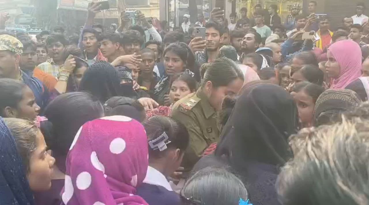 इंटर एग्जाम का एडमिट कार्ड नहीं मिला तो छात्रों का फूटा गुस्सा