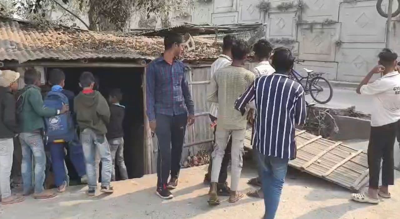 चाय की दुकान की आड़ में चल रहा था जिस्मफरोशी का धंधा