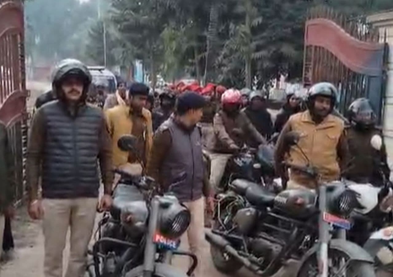 सरस्वती पूजा पर सख्ती: डीजे पूरी तरह बैन, सड़कों पर उतरी पुलिस