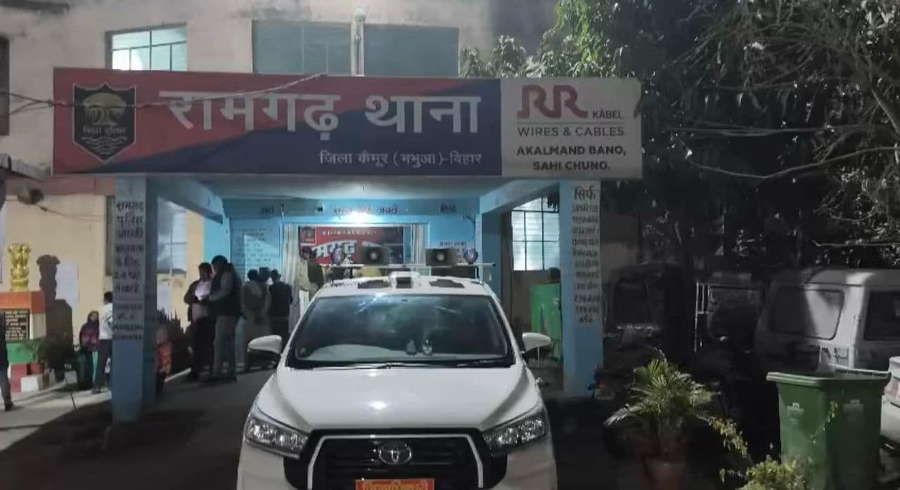 भक्ति के जुलूस में बेहूदे गीत, टोकने पर लड़की के साथ छेड़खानी