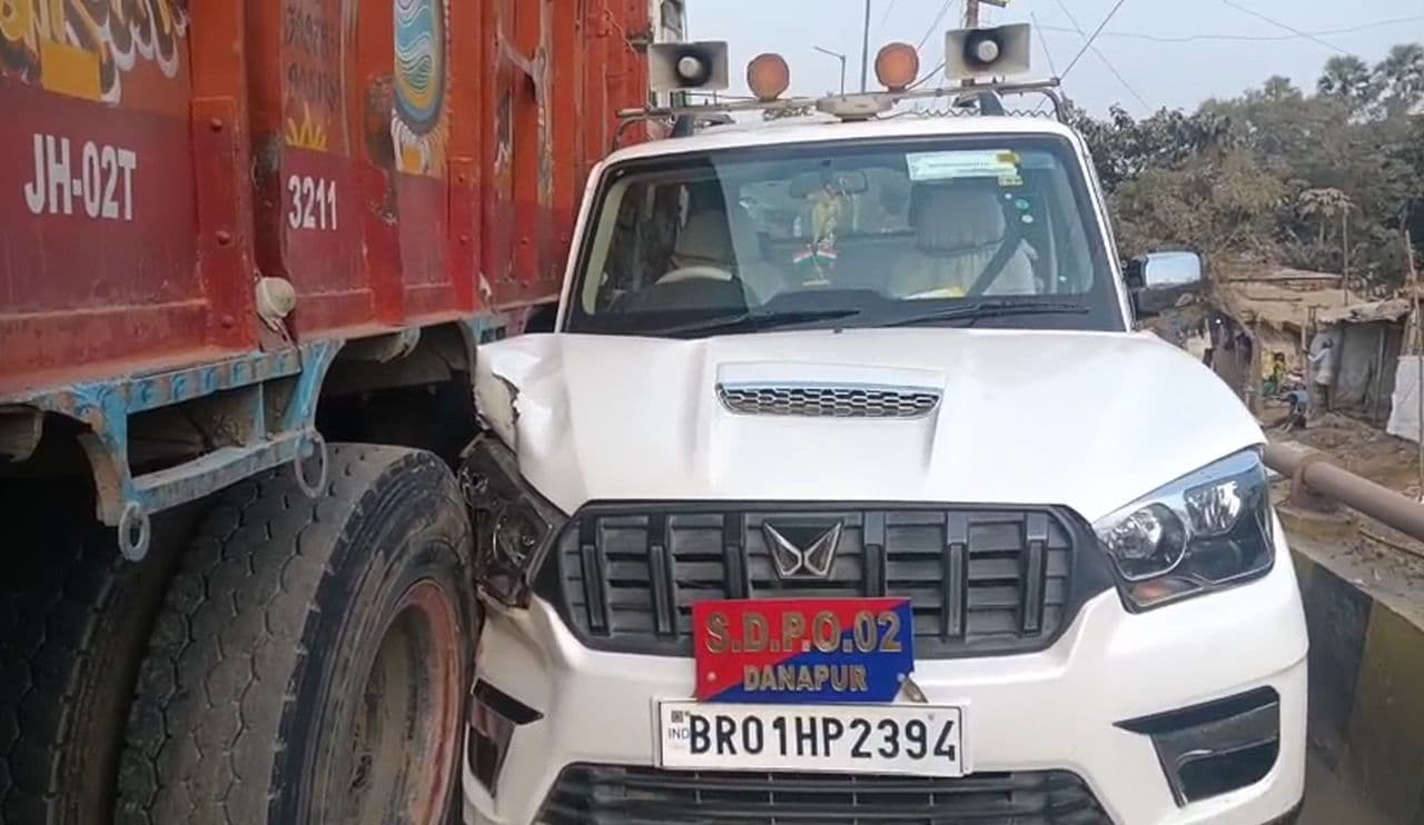 नो एंट्री में मौत की एंट्री! पहले बाइक सवार को कुचला, फिर DSP की गाड़ी से भिड़ा बेकाबू ट्रक