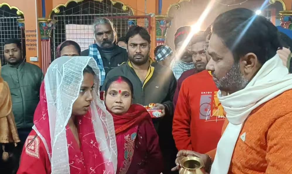 मुस्लिम प्रेमी के साथ भागी युवती जब लौटी तो परिजनों ने..., विश्व हिंदू परिषद के कार्यकर्ताओं ने कहा...