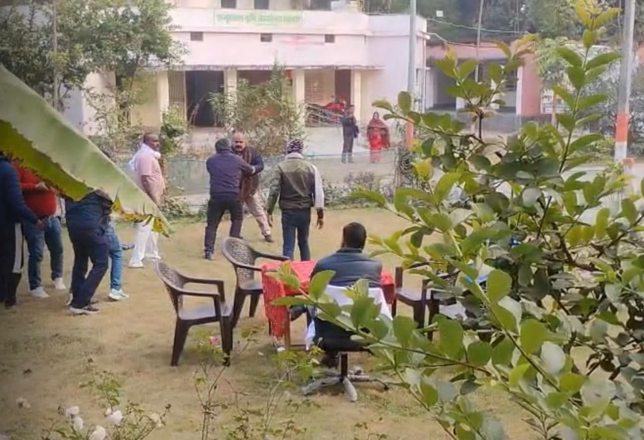 जहां होनी थी विकास की बात, वहां बरसीं लाठियां ! जदयू नेता को दौड़ा-दौड़ाकर पीटा - पढ़िये पूरी खबर