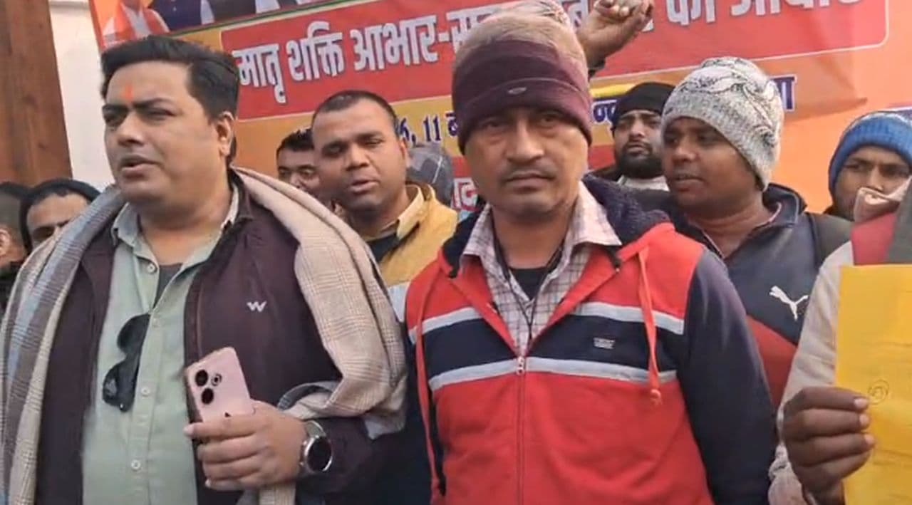 शिक्षा विभाग से हटाये गए आउटसोर्सिंग कर्मी पहुंचे BJP ऑफिस, कहा 'हमारी बस इतनी से...'