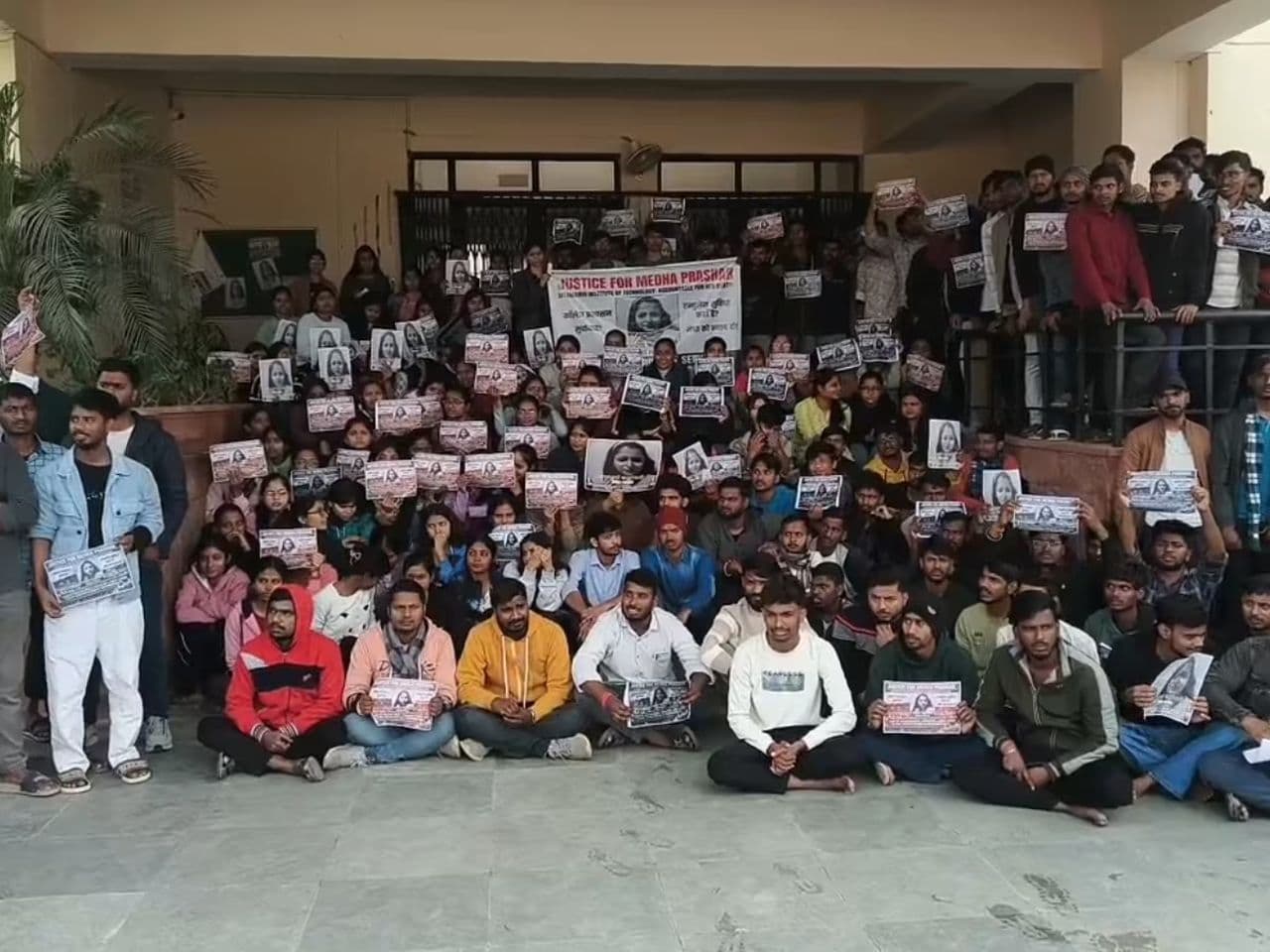 इलाज में देरी या बड़ी लापरवाही ? सीतामढ़ी इंजीनियरिंग कॉलेज में छात्रा की मौत के बाद उबाल