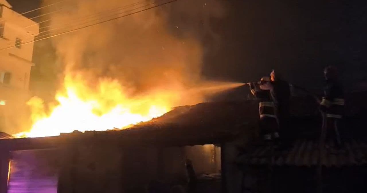 आधी रात तेल गोदाम में धू-धू कर जला लाखों का सामान, 5 दमकल नहीं ला पायी काबू……