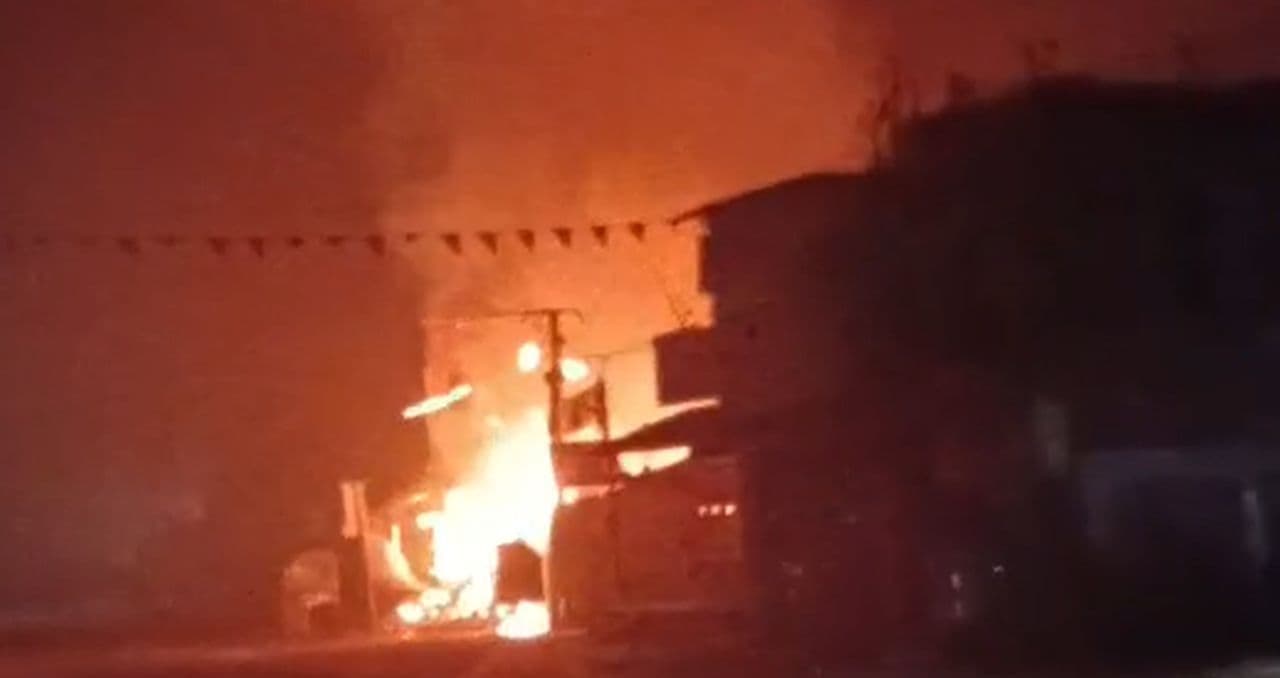 जब लपटों ने निगल लिया पूरा बाजार, 35 लाख की संपत्ति पल भर में स्वाहा