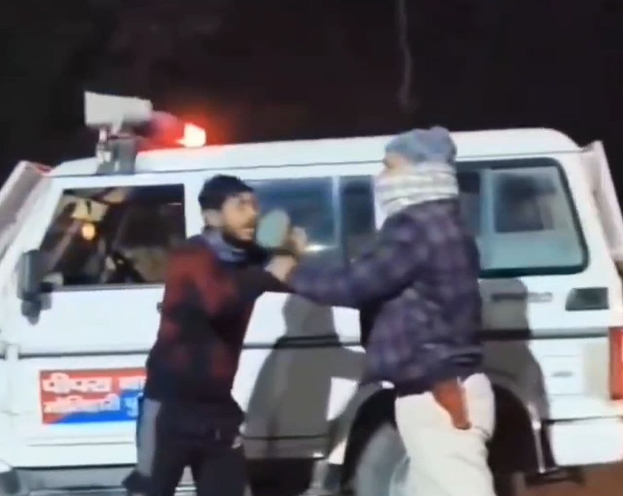 खाकी बेबस, दबंग बेखौफ! मोतिहारी से सामने आया चौंकाने वाला वीडियो