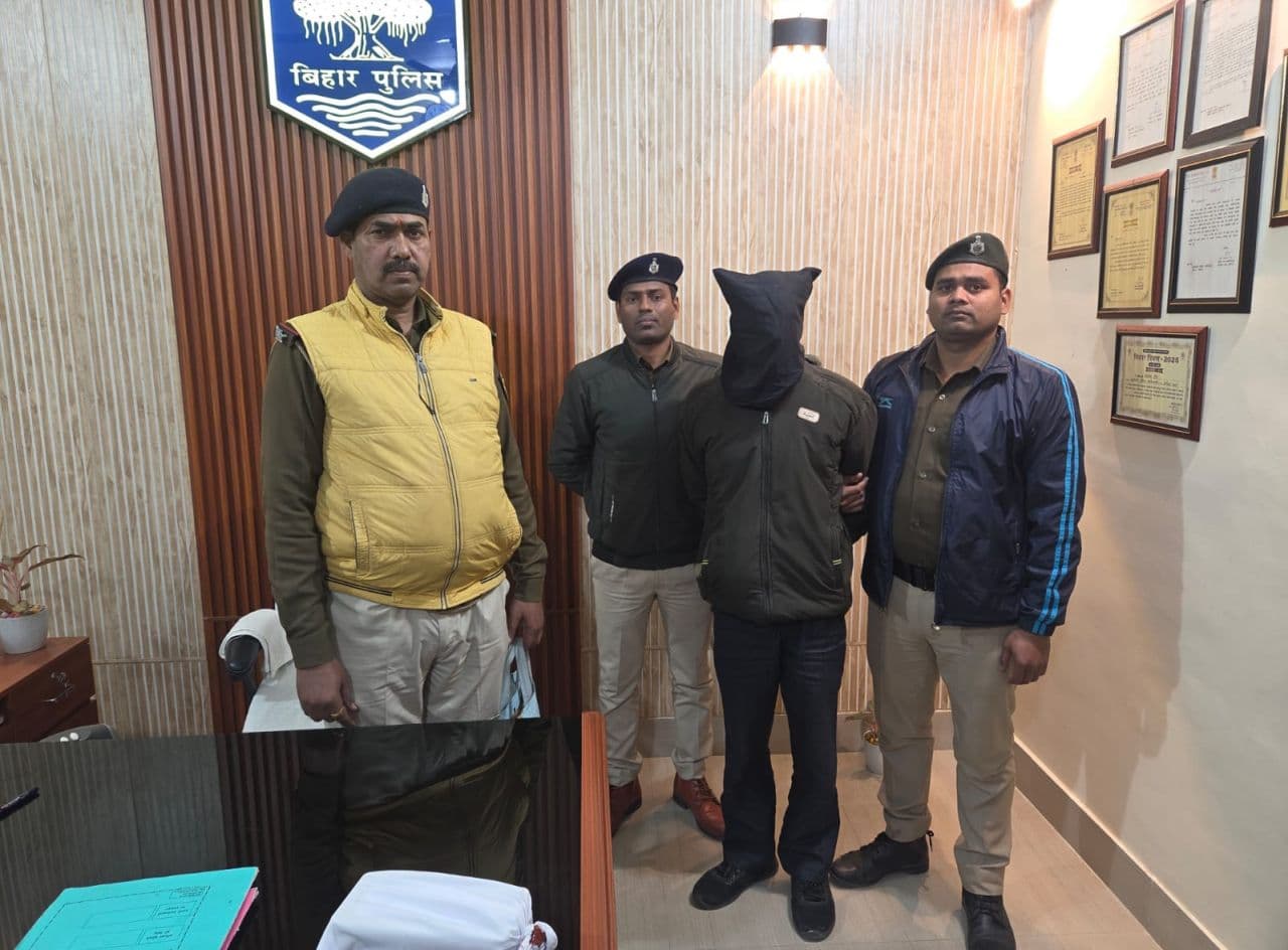 पत्नी ने की पति की शिकायत और पुलिस ने कर लिया गिरफ्तार, हथियार भी हुआ बरामद...