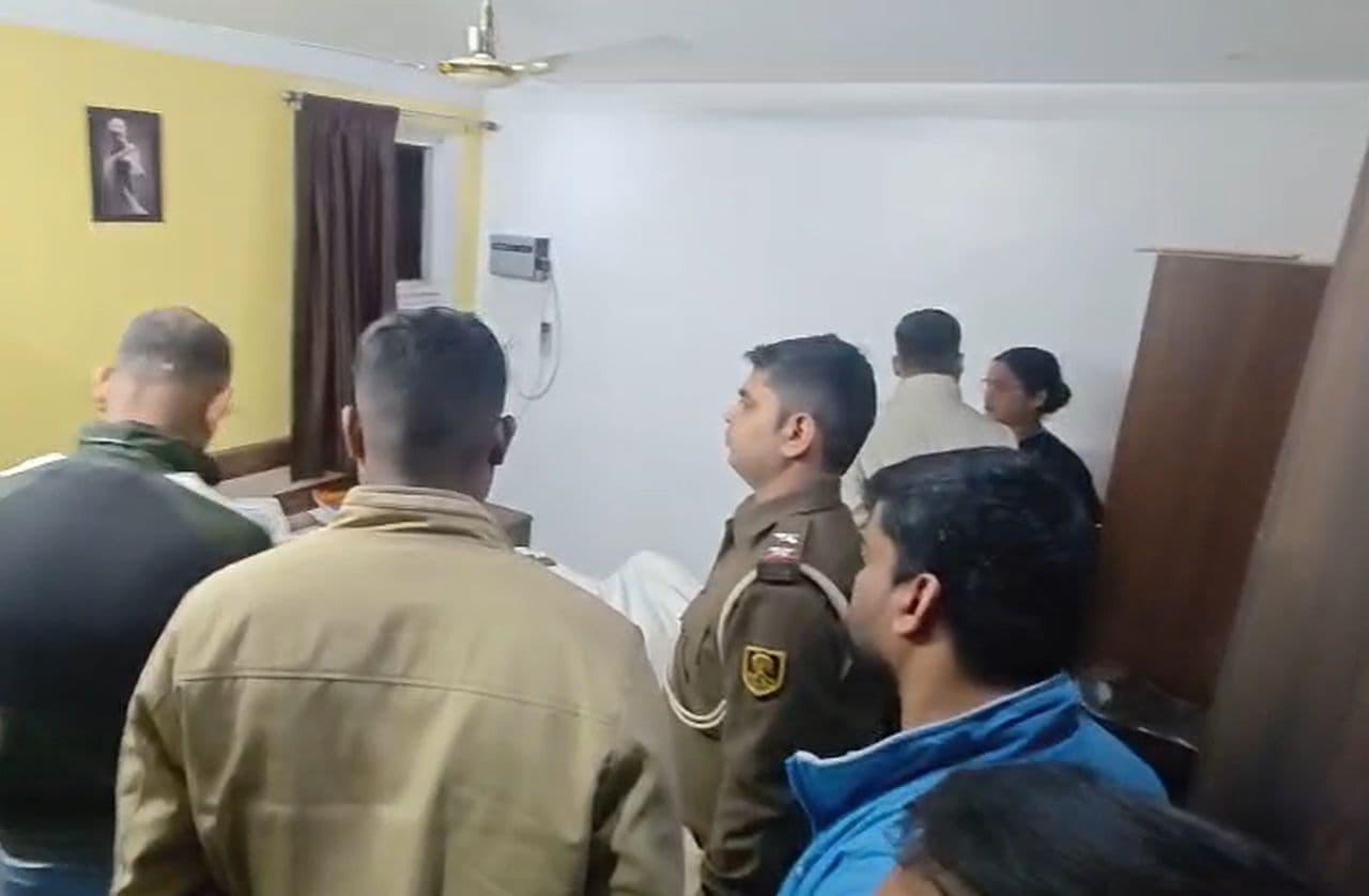 पटना में होटल कमरा नंबर 103 में रिटायर्ड अधिकारी की संदिग्ध मौत, कमरे में मिले विदेशी नोट और दस्तावेज, वजह .... पढ़ें पूरी खबर