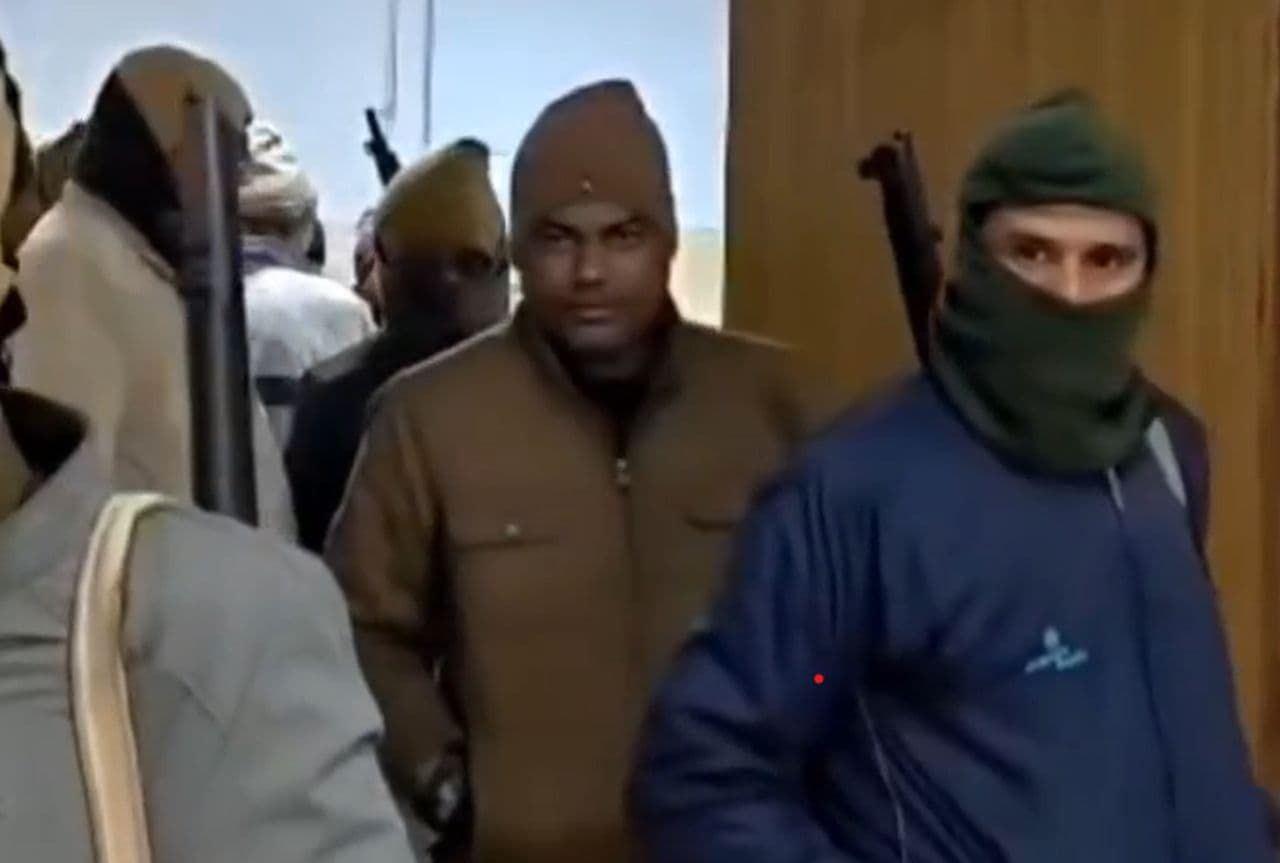 अथमलगोला में पुलिस ऑपरेशन लंगड़ा एक्शन में : पुलिस और अपराधियों के बीच हुई खूब जबरदस्त फायरिंग