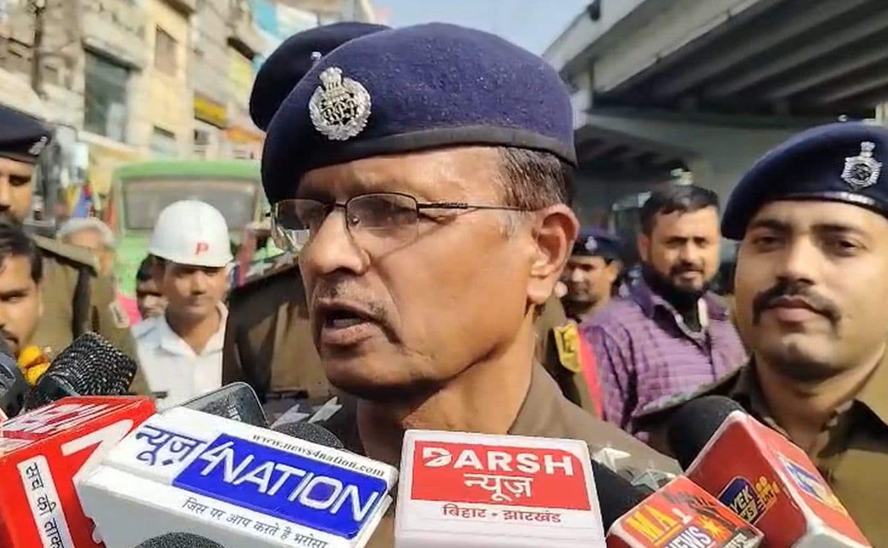 पटना जंक्शन पर पुलिस ने अपनाया गांधीगिरी स्टाइल , नियम तोड़ने वालों को पहनाई माला!