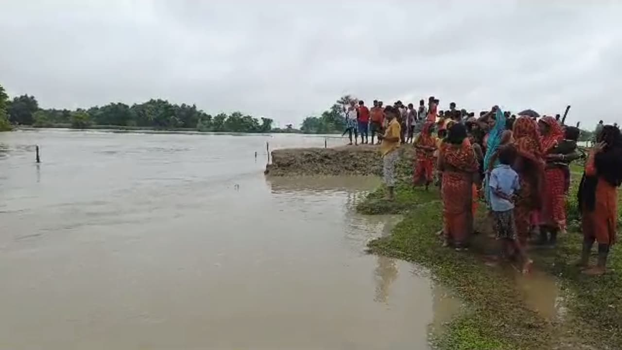 नेपाल ने छोड़ा पानी, उफान पर परमान नदी, कई गांवों में घुसा पानी