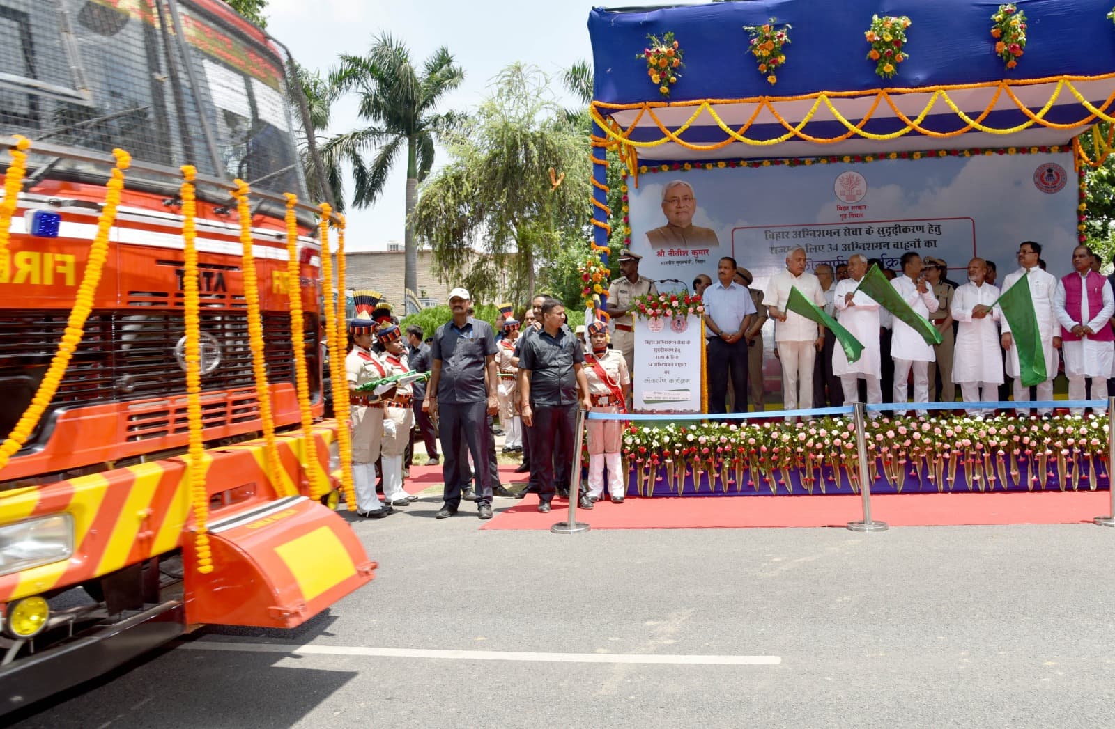 अब बिहार में आग बुझाना होगा आसान, सीएम नीतीश ने 34 अग्निशमन वाहनों को हरी झंडी दिखाकर किया रवाना