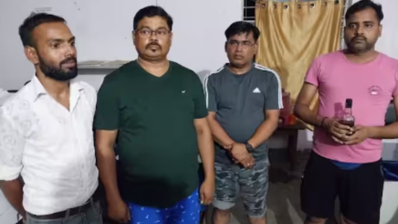 शराब पार्टी करते धरा गए डॉक्टर के साथ ओटी असिस्टेंट, उत्पाद विभाग ने कसा शिकंजा