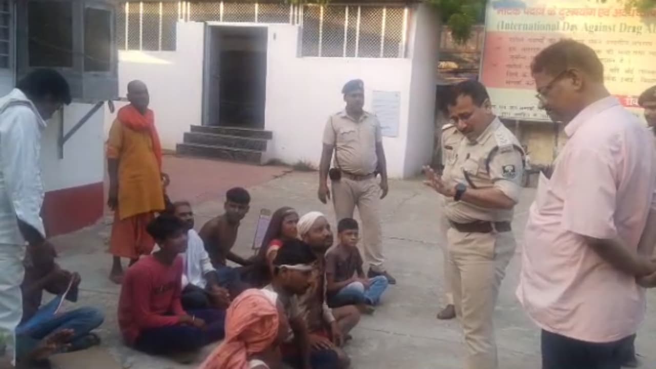 दारोगा की दादागिरी के खिलाफ पीड़ितों परिवार ने दिया धरना, लगाया मनमानी का आरोप