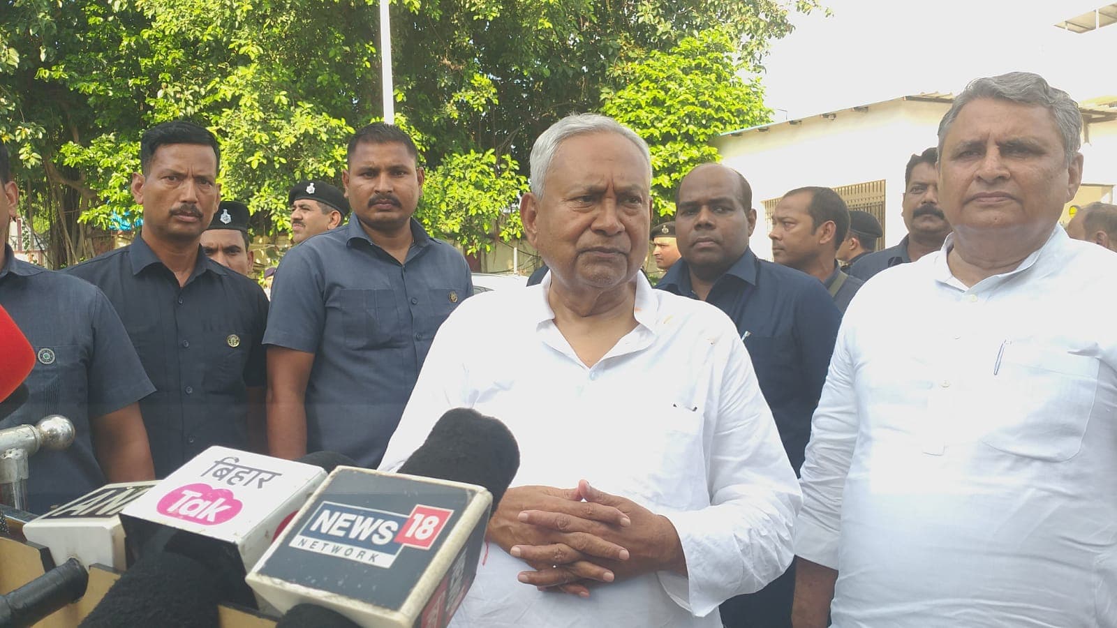 विपक्ष की साझा प्रेस कॉन्फ्रेंस में शामिल क्यों नहीं हुए नीतीश? बिहार पहुंच कर खुद बताई वजह