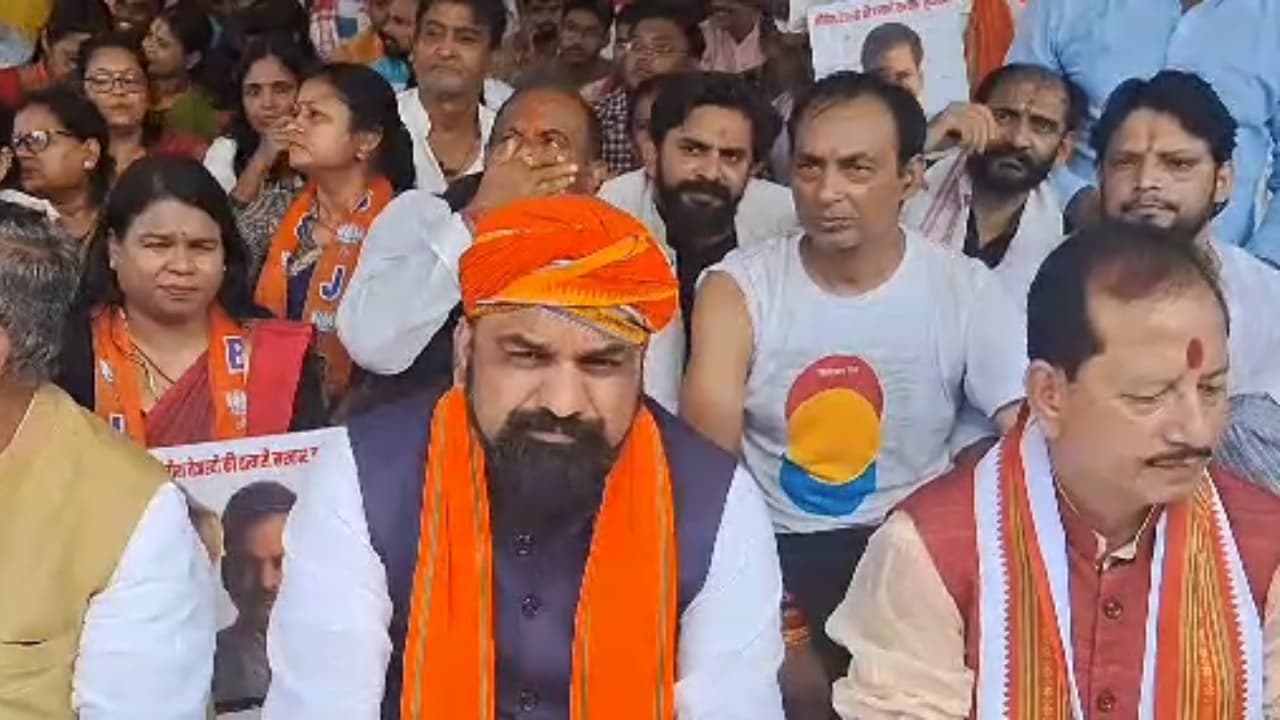 लाठीचार्ज के खिलाफ धरने पर बैठ गई BJP, सियासी पारा हुआ हाई