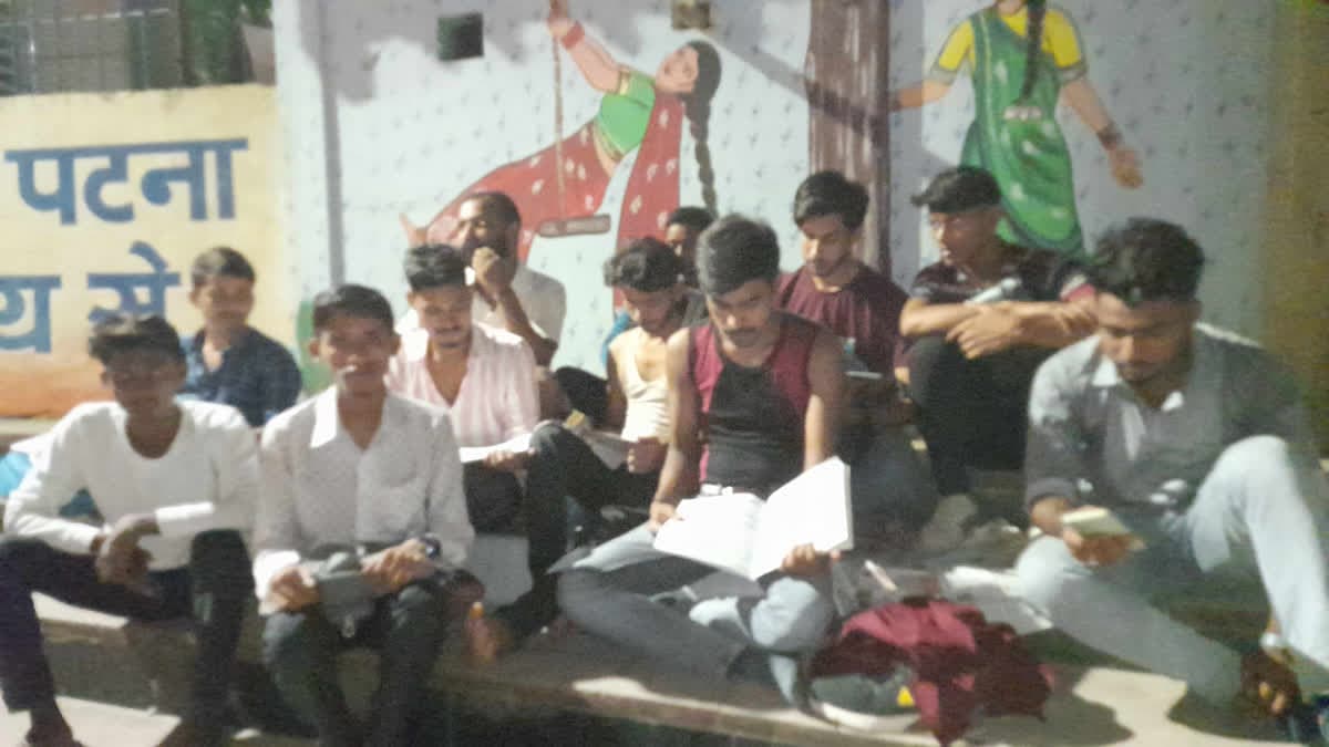 प्रशासन ने हॉस्टल बंद कर किया सील, गंगा घाट पर सोने को मजबूर पटना यूनिवर्सिटी के छात्र, स्ट्रीट लाइट में कर रहे पढ़ाई