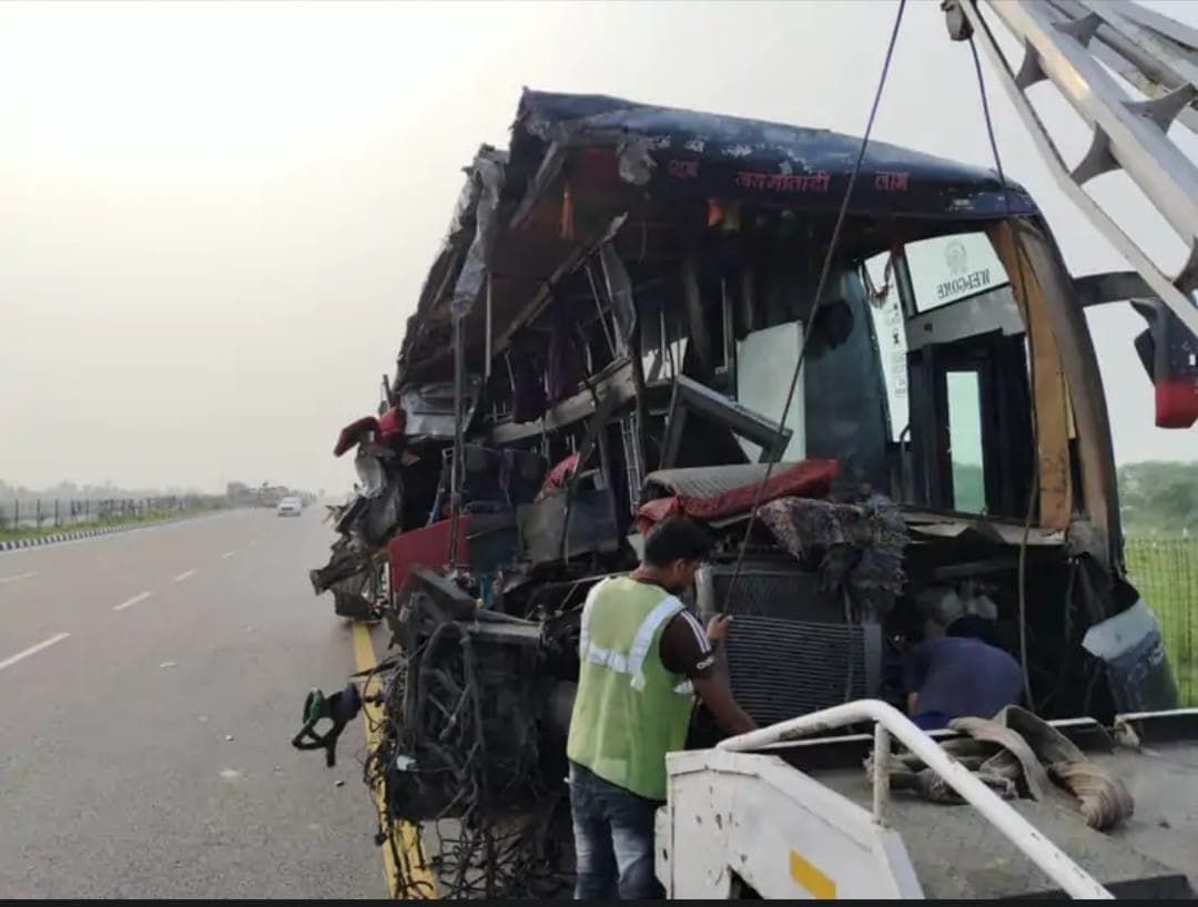 बिहार से दिल्ली जा रही डबल डेकर की बस पलटी, 20 यात्रियों की मौके पर मौत