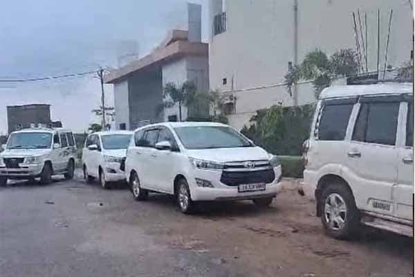 झारखंड मे ईडी की टीम एक बार फिर से सक्रिय होती दिखी, जमीन कारोबारी कमलेश से जुड़े मामले में ईडी की टीम आज बुधवार को कांके अंचल के चामा गांव जांच के लिए पहुंची...