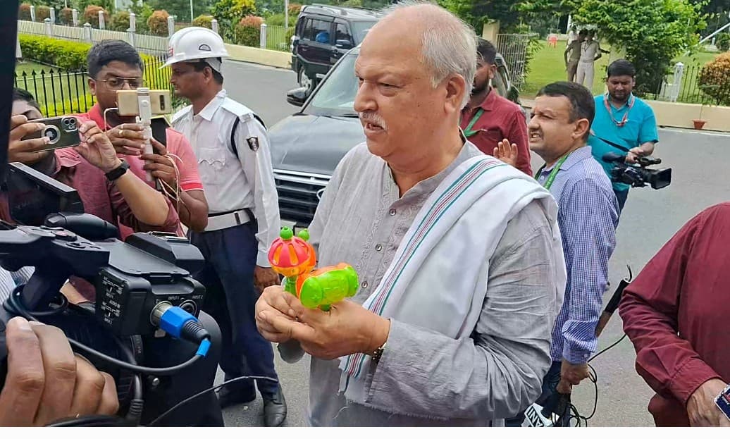 कांग्रेस विधायक विधानसभा पहुंचे झुनझुना लेकर