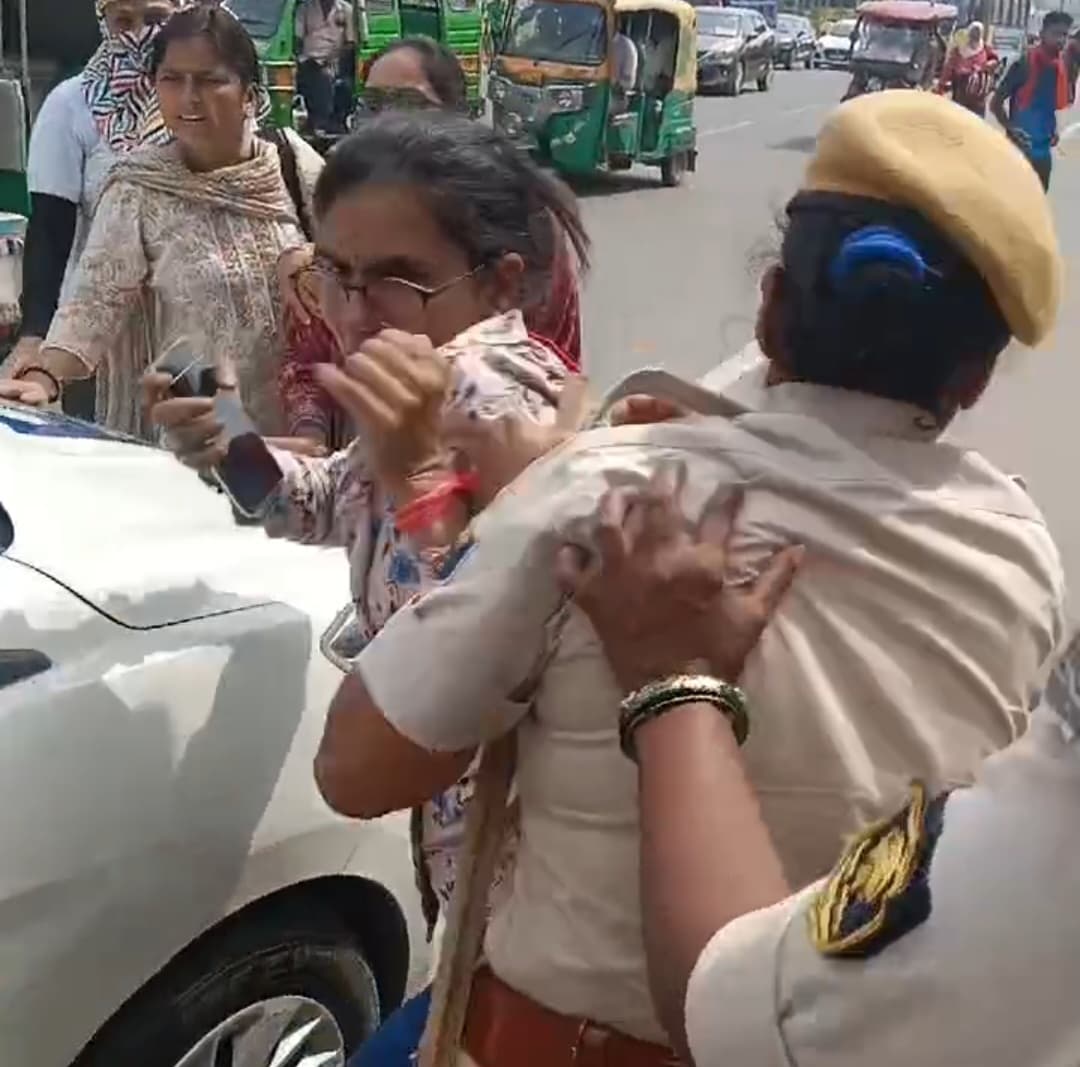 पटना में आज एक बार फिर से पुलिस ने भांजी लाठियां, जान बचकर भागते नजर आए शारीरिक शिक्षक..