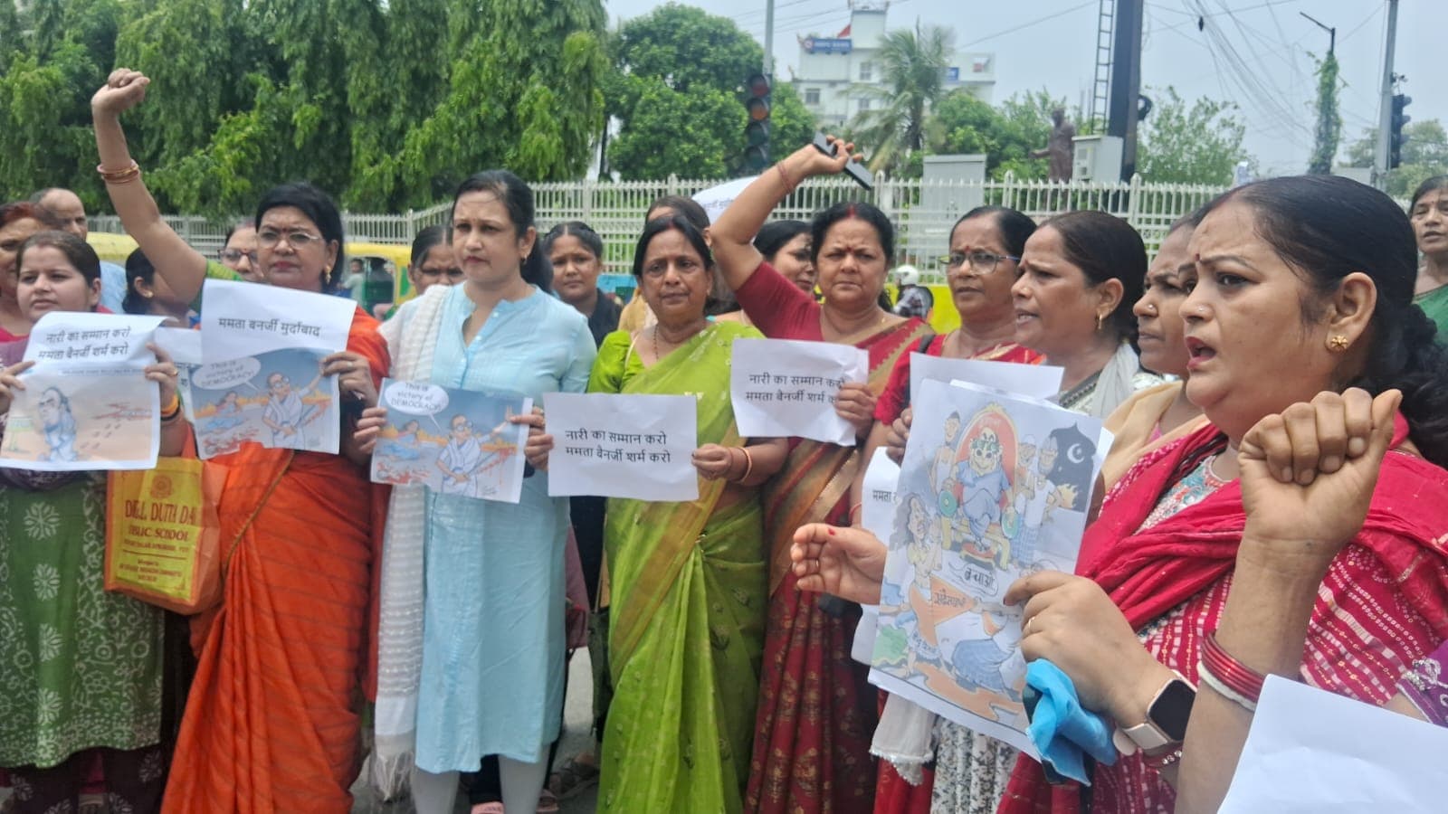 महिला चेतना मंच ने जलाया ममता बनर्जी का पुतला