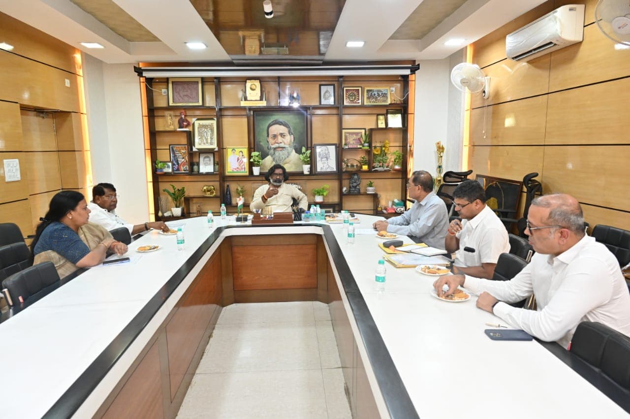 मुख्यमंत्री हेमन्त सोरेन ने इस मॉनसून में अबतक सामान्य से कम बारिश को लेकर की उच्च स्तरीय बैठक ,कमजोर मॉनसून की वजह से अब तक धान बुवाई की स्थिति की ली जानकारी, अधिकारियों को अगले कुछ दिनों तक निरंतर बारिश आकलन करने का दिया निर्देश।