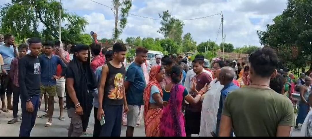 दामाद के साथ स्कूटी से जा रही थी सास, तभी ट्रक ने मार दी जोरदार टक्कर