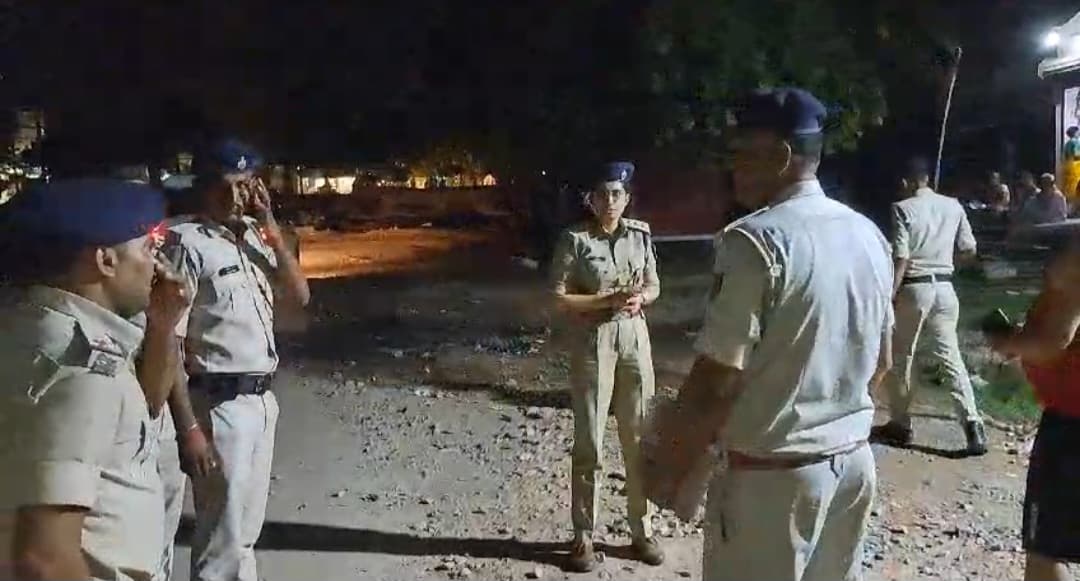 पटना दो गुटों में भिड़ंत,बाइक और स्कूटी को आग के हवाले किया