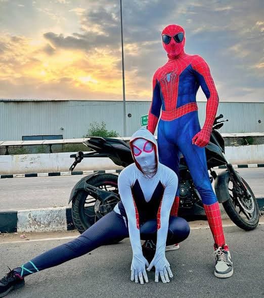 दिल्ली पुलिस के जाल में फंसा Spiderman! कार के बोनट पर कर रहा था स्टंटबाजी...