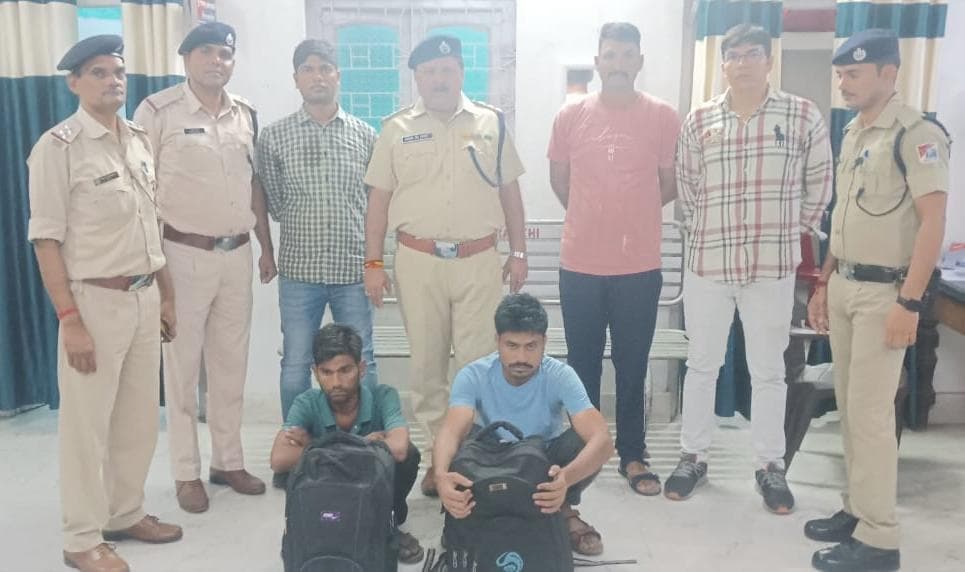 आरपीएफ की फ्लाइंग टीम रांची द्वारा मारिजुआना(गांजे) की बरामदगी, दो लोगों को लिया गया हिरासत में, अनुसंधान के साथ साथ रेलवे पर फ्लाइंग दस्ता की पैनी नजर रहेगी.....