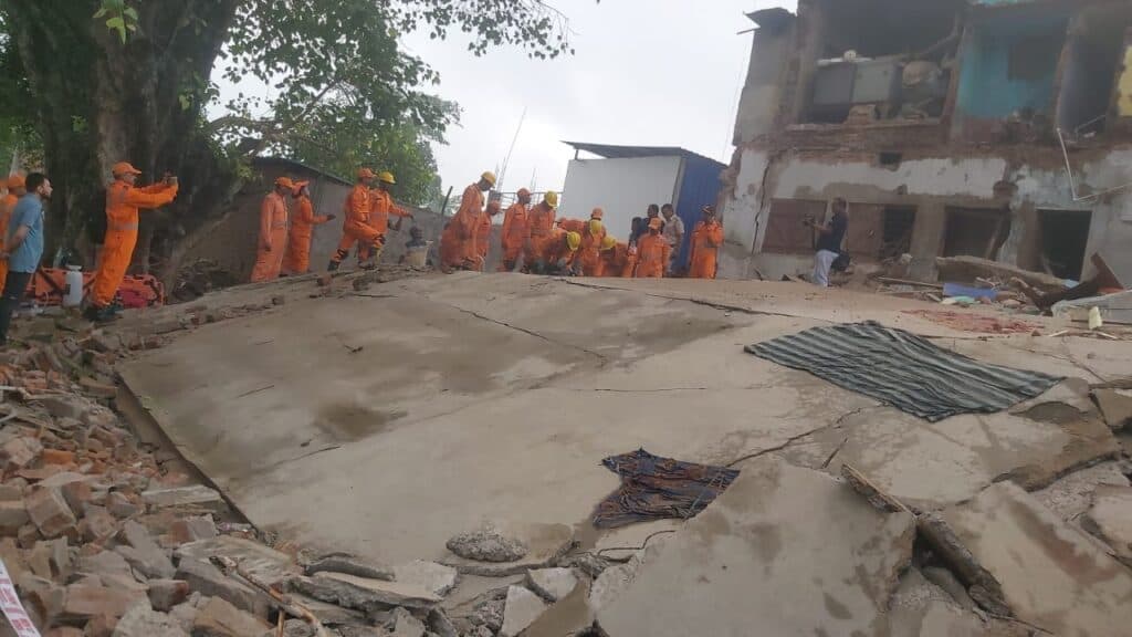 झारखंड के बाबा नगरी में बड़ा हादसा, इमारत गिरने से कई लोग दबे..
